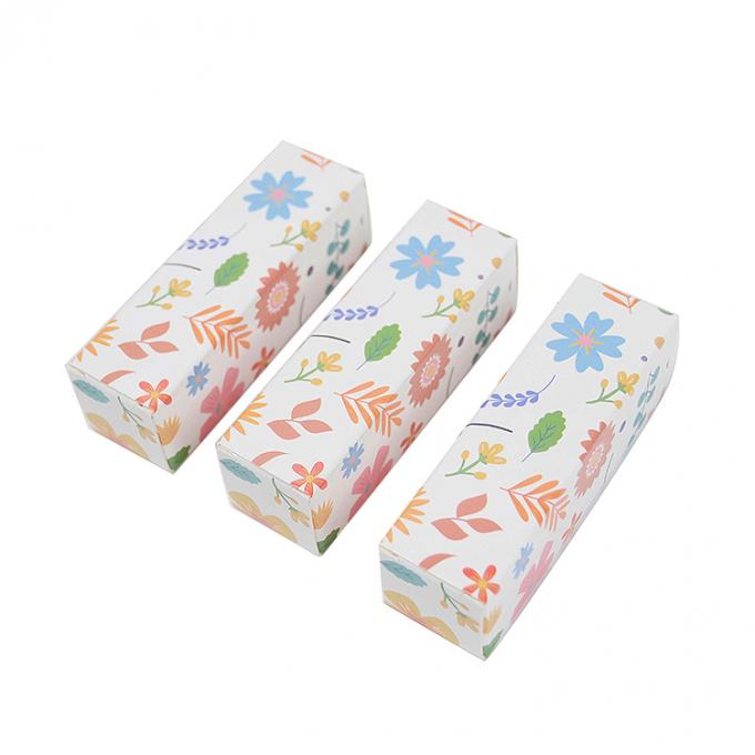 Cartone di carta kraft stampato con logo personalizzato per la confezione di rossetti cosmetici e lucidi per labbra 9